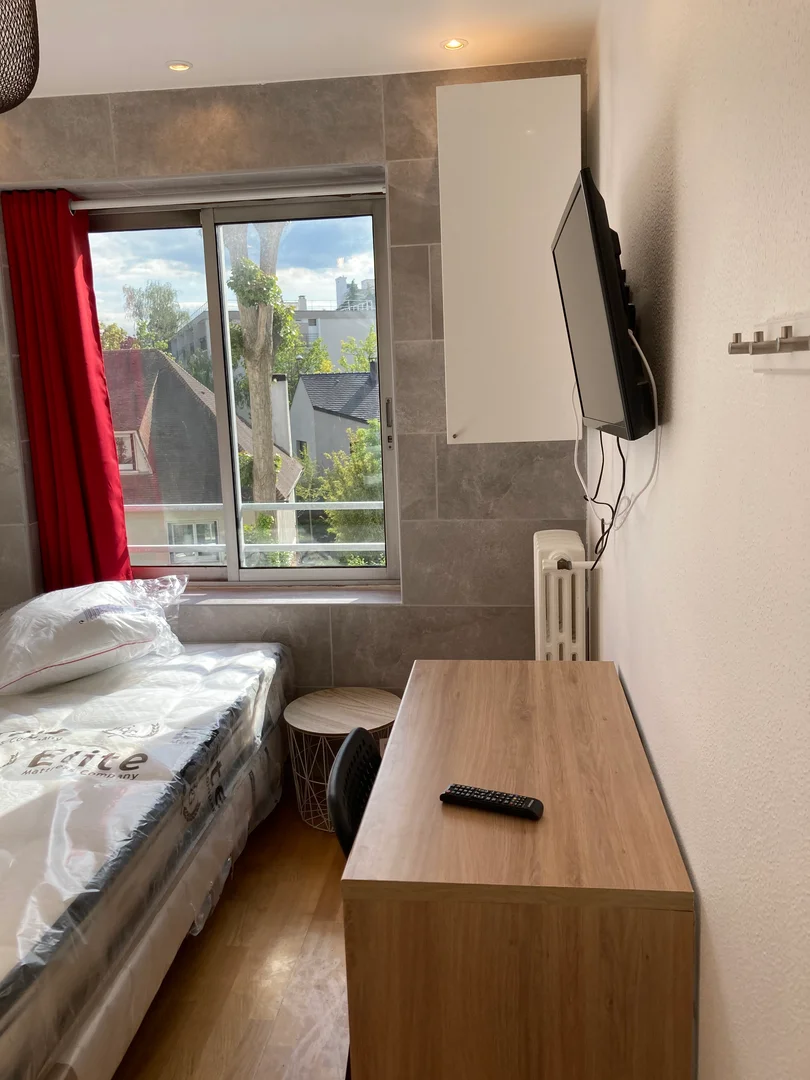 'de öğrenci dairesinde, tamamen mobilyalı kiralık oda