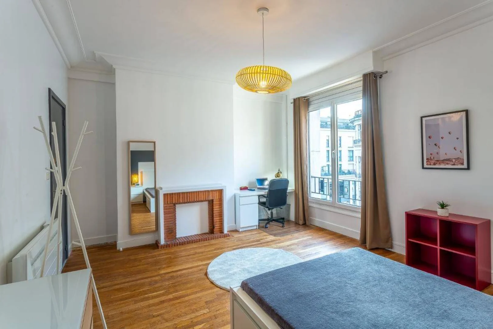 Habitación estudiantil luminosa y aireada con fácil acceso a la universidad en 