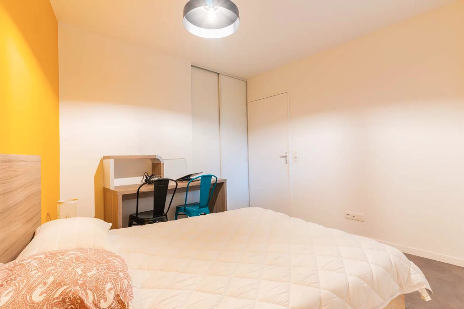 Chambre d'étudiant à  avec espace d'étude et installations communes