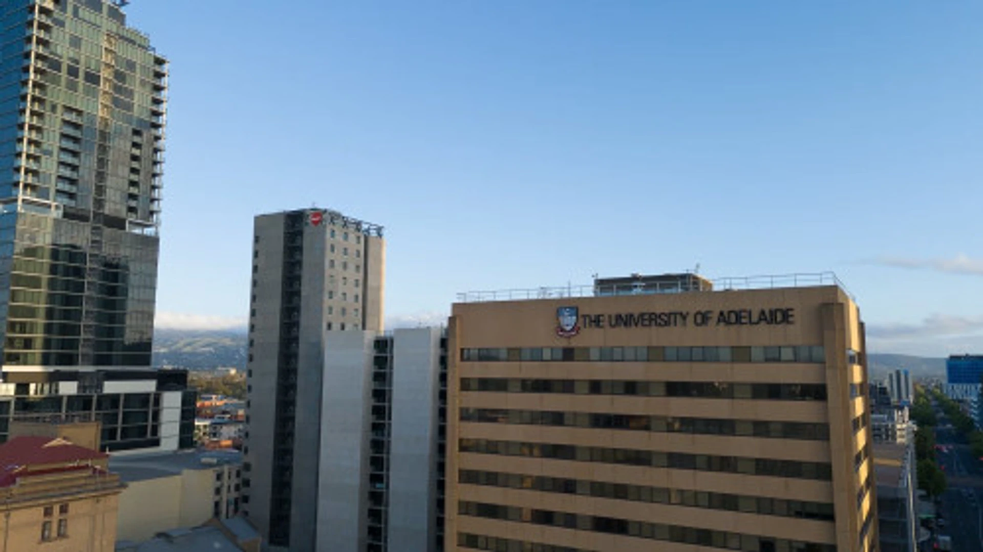 经济实惠的学生房间，在有充足的照明