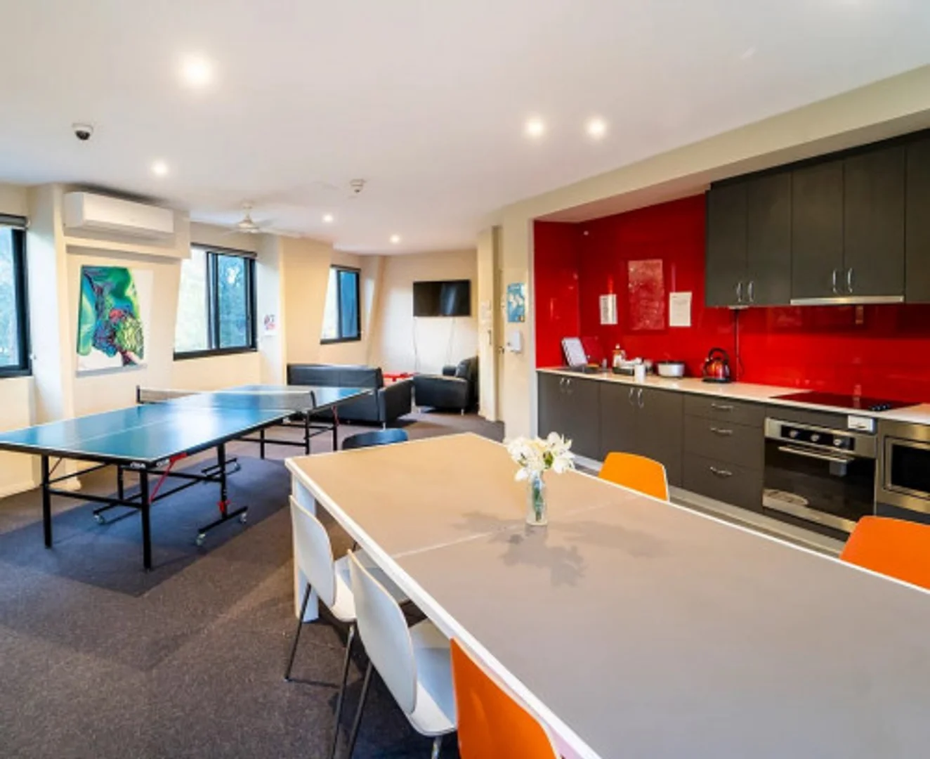 Functional student room perfect for studying in 