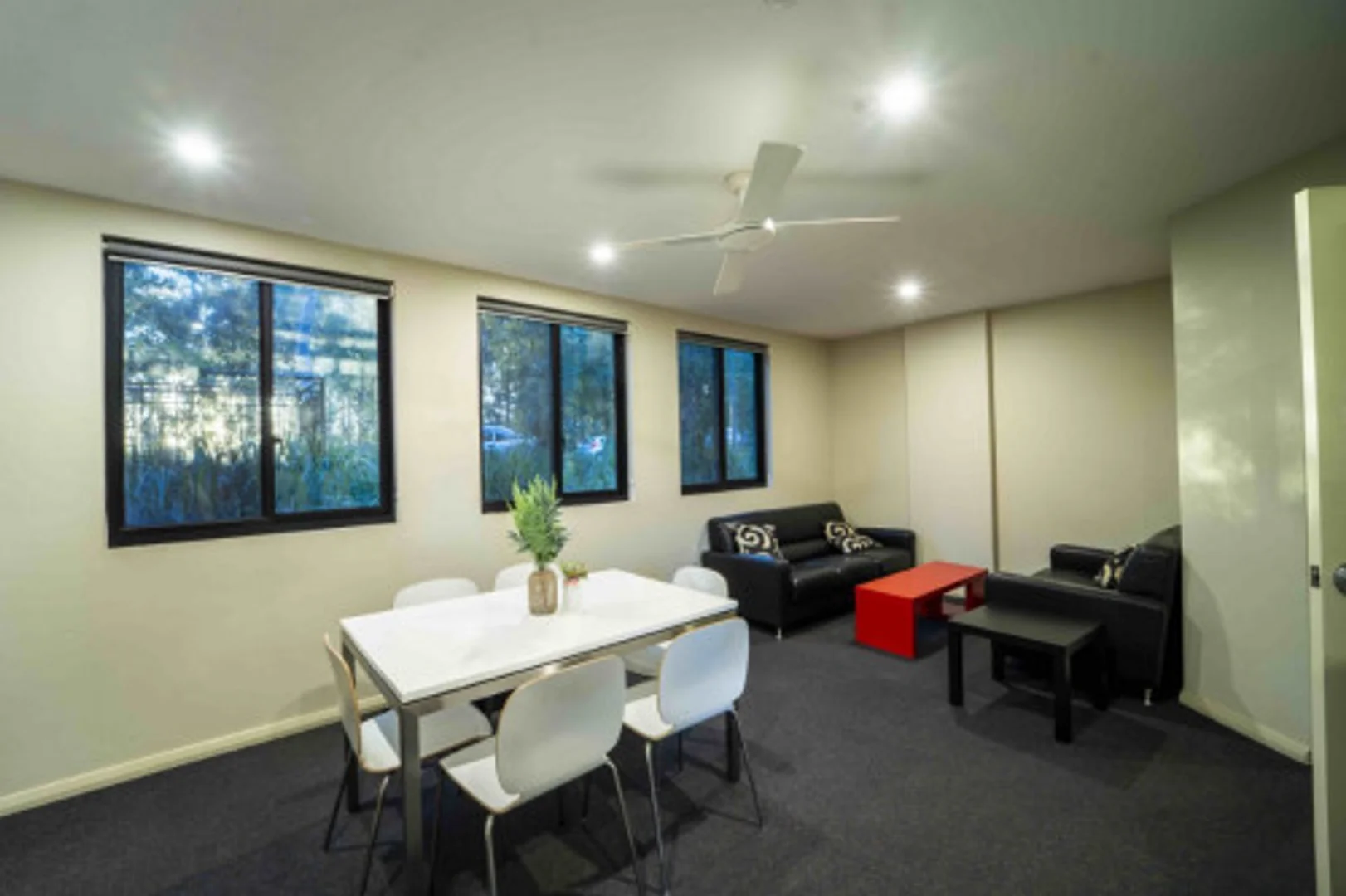 Bright and airy student room with easy university access in 