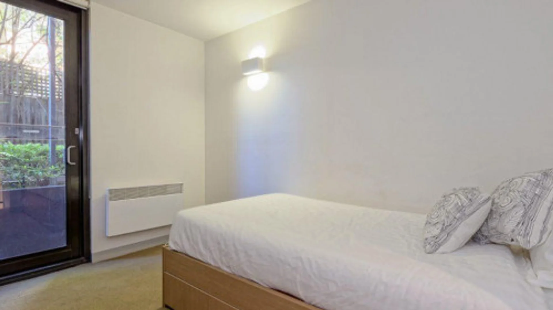 Habitación estudiantil funcional perfecta para estudiar en 
