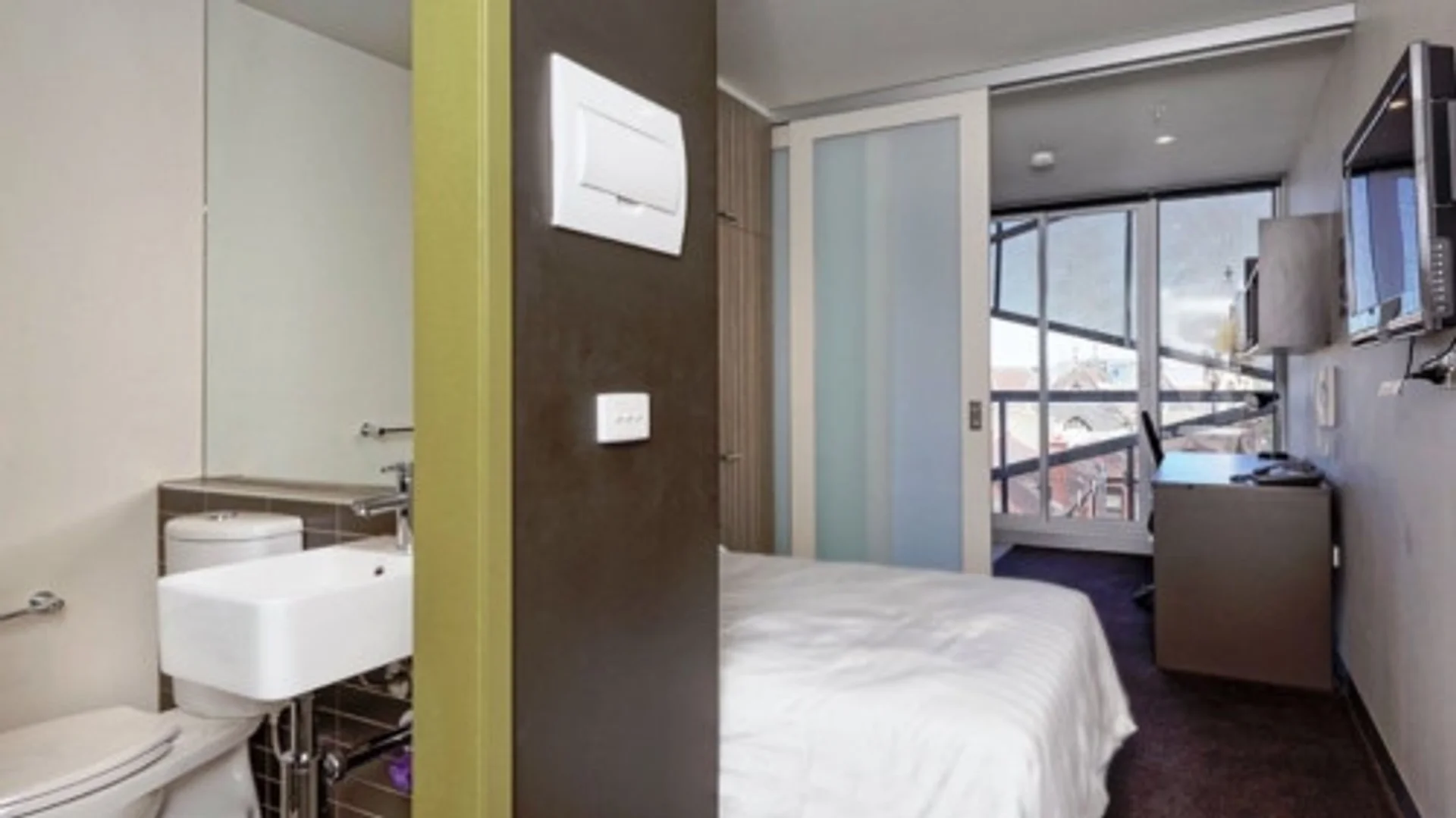 Habitación estudiantil luminosa y aireada con fácil acceso a la universidad en 
