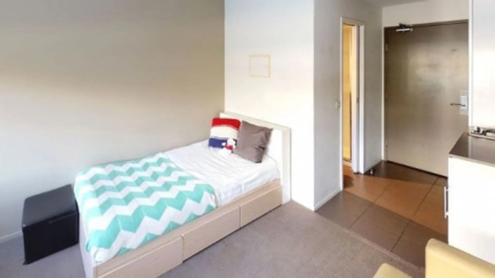 'de öğrenci dairesinde, tamamen mobilyalı kiralık oda