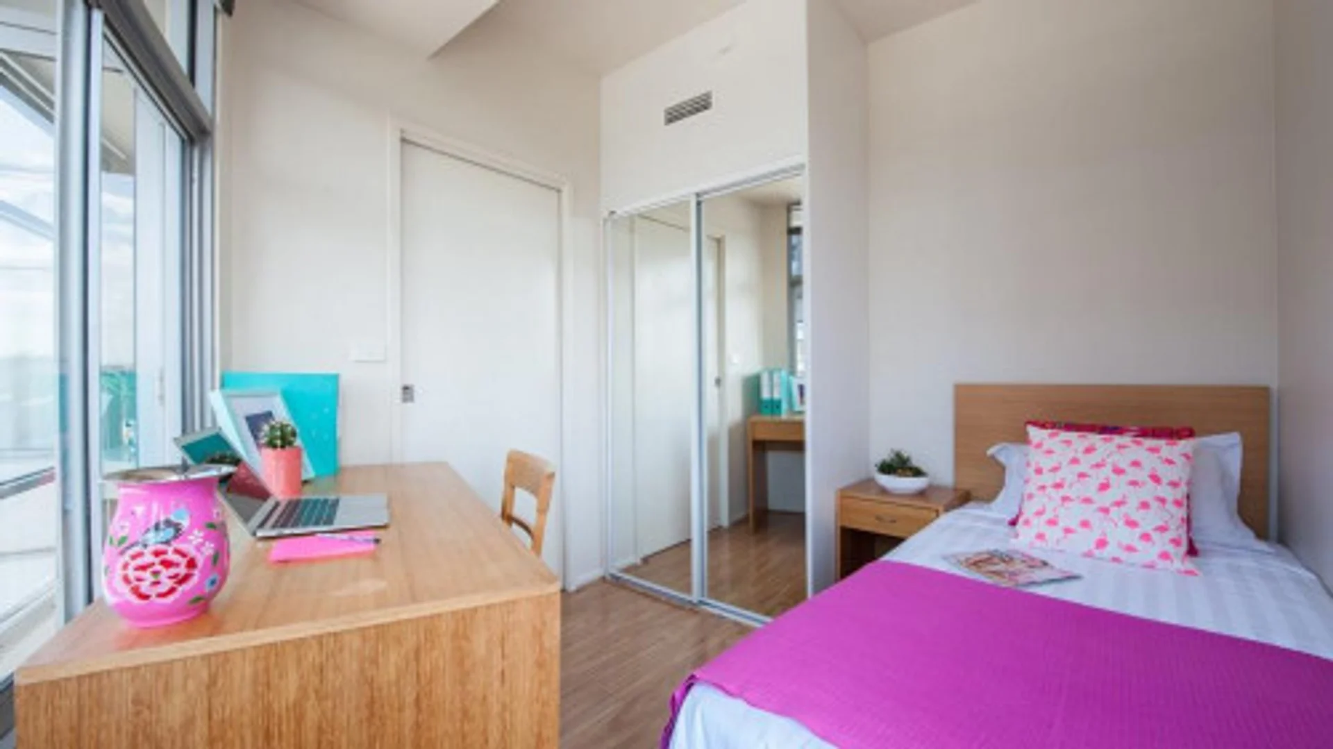 Habitación estudiantil económica cerca del campus en 