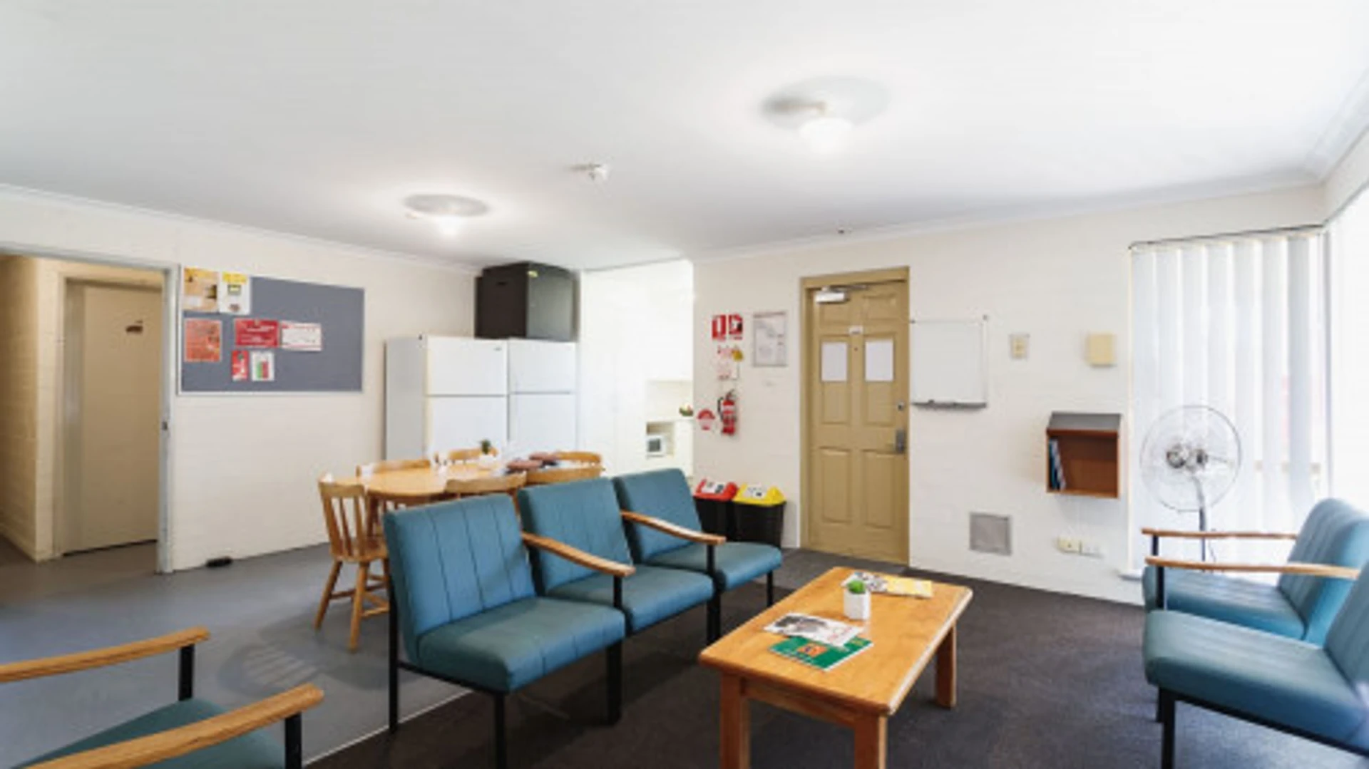 位于的学生公寓，配有学习区域和共用设施