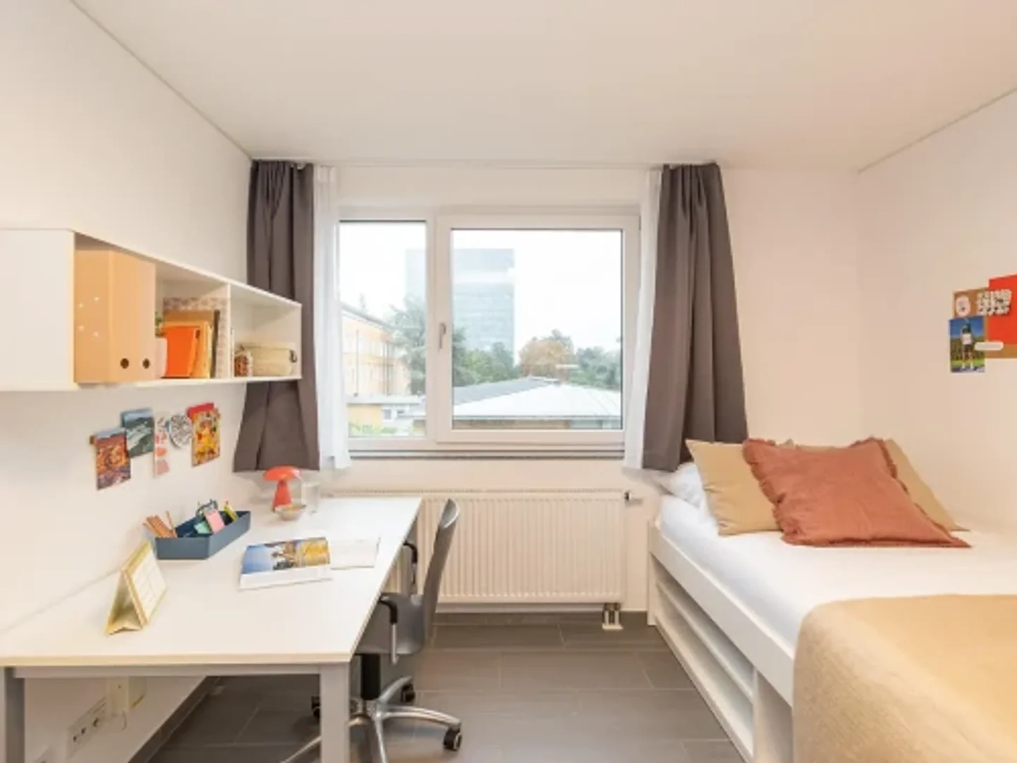 Quarto de estudante luminoso e arejado com acesso fácil à universidade em 