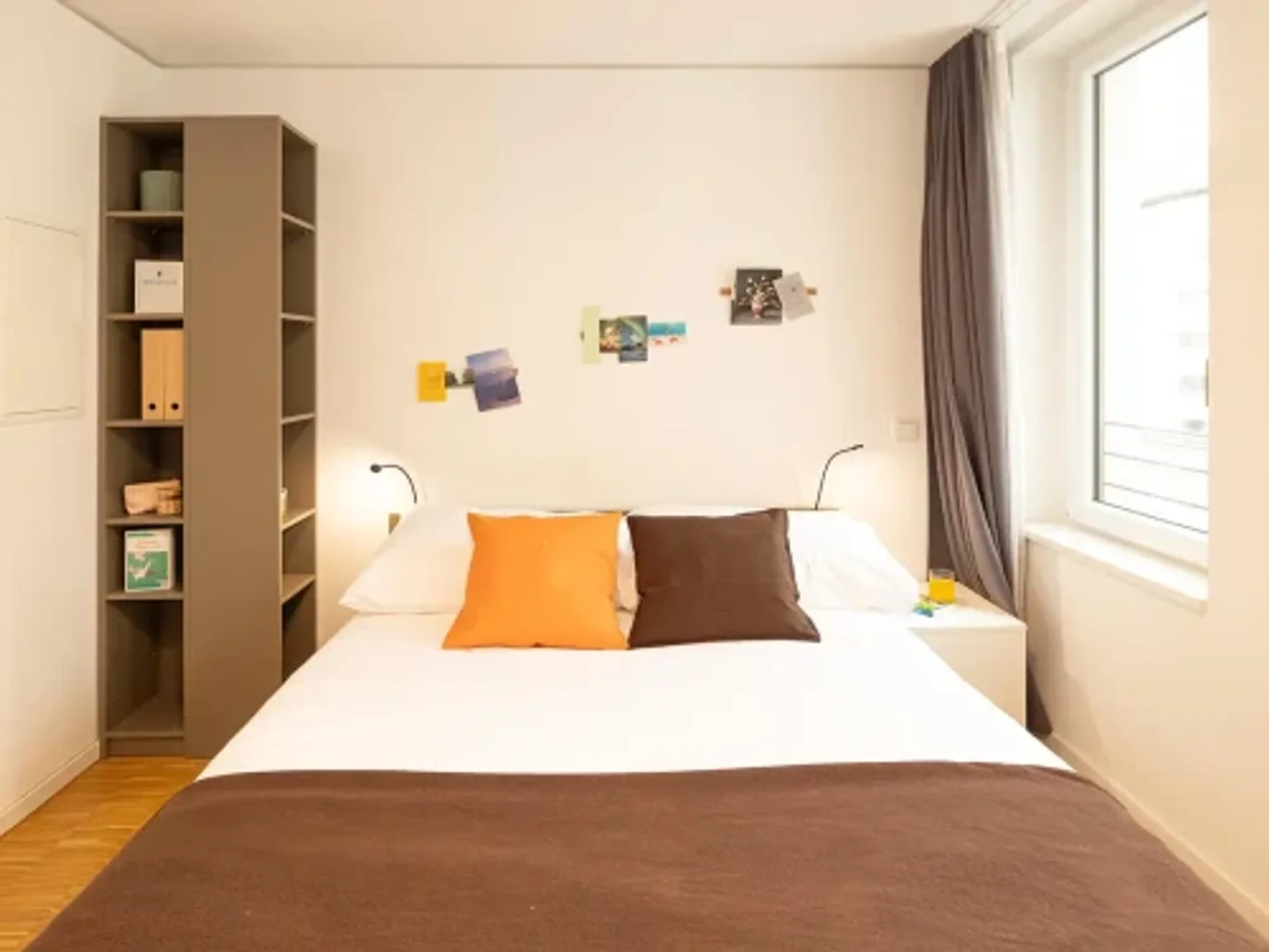 Chambre abordable pour les étudiants avec un bon éclairage dans 
