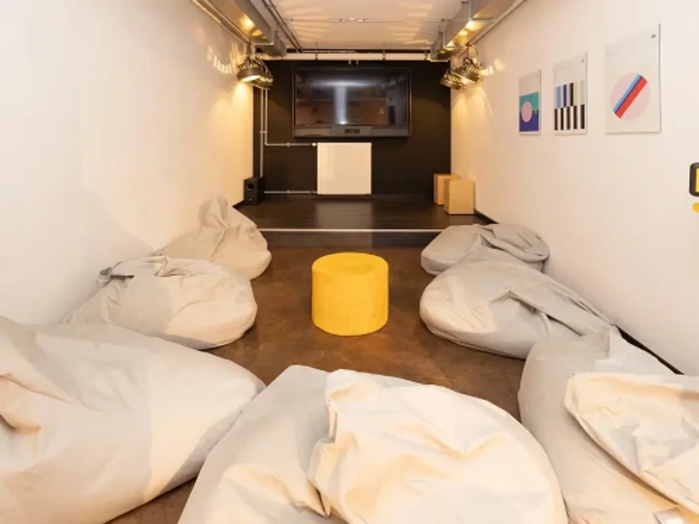 Chambre d'étudiant à  avec espace d'étude et installations communes