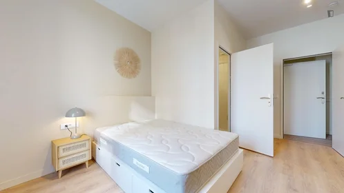 Private room at avenue Georges Clemenceau, image 2 of 14