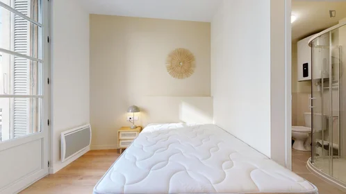 Private room at avenue Georges Clemenceau, image 3 of 14