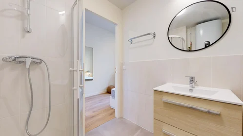 Private room at avenue Georges Clemenceau, image 5 of 14