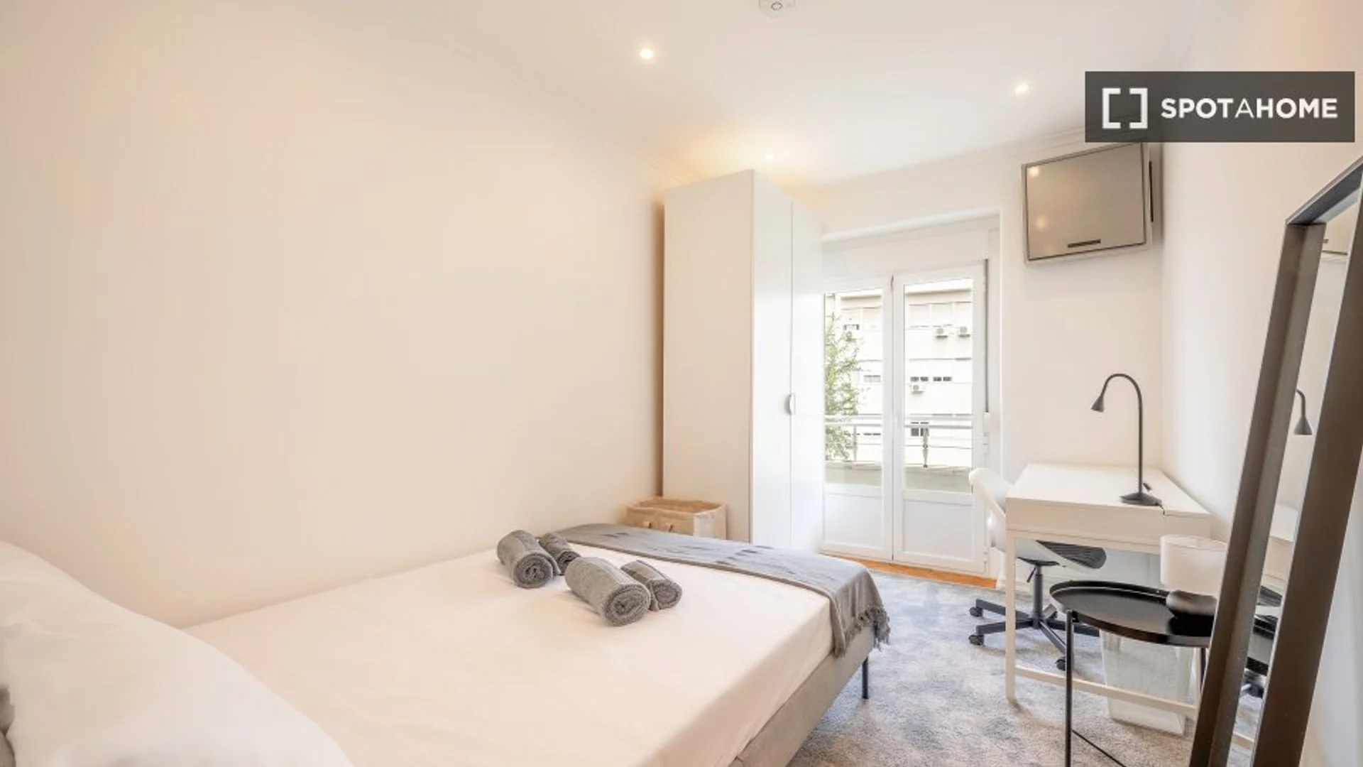 Stanza per studenti luminosa e ariosa con facile accesso all'università a 