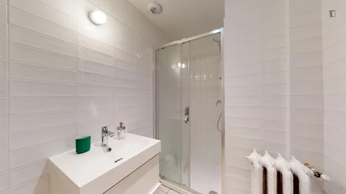 Private room at avenue de la République, image 4 of 15