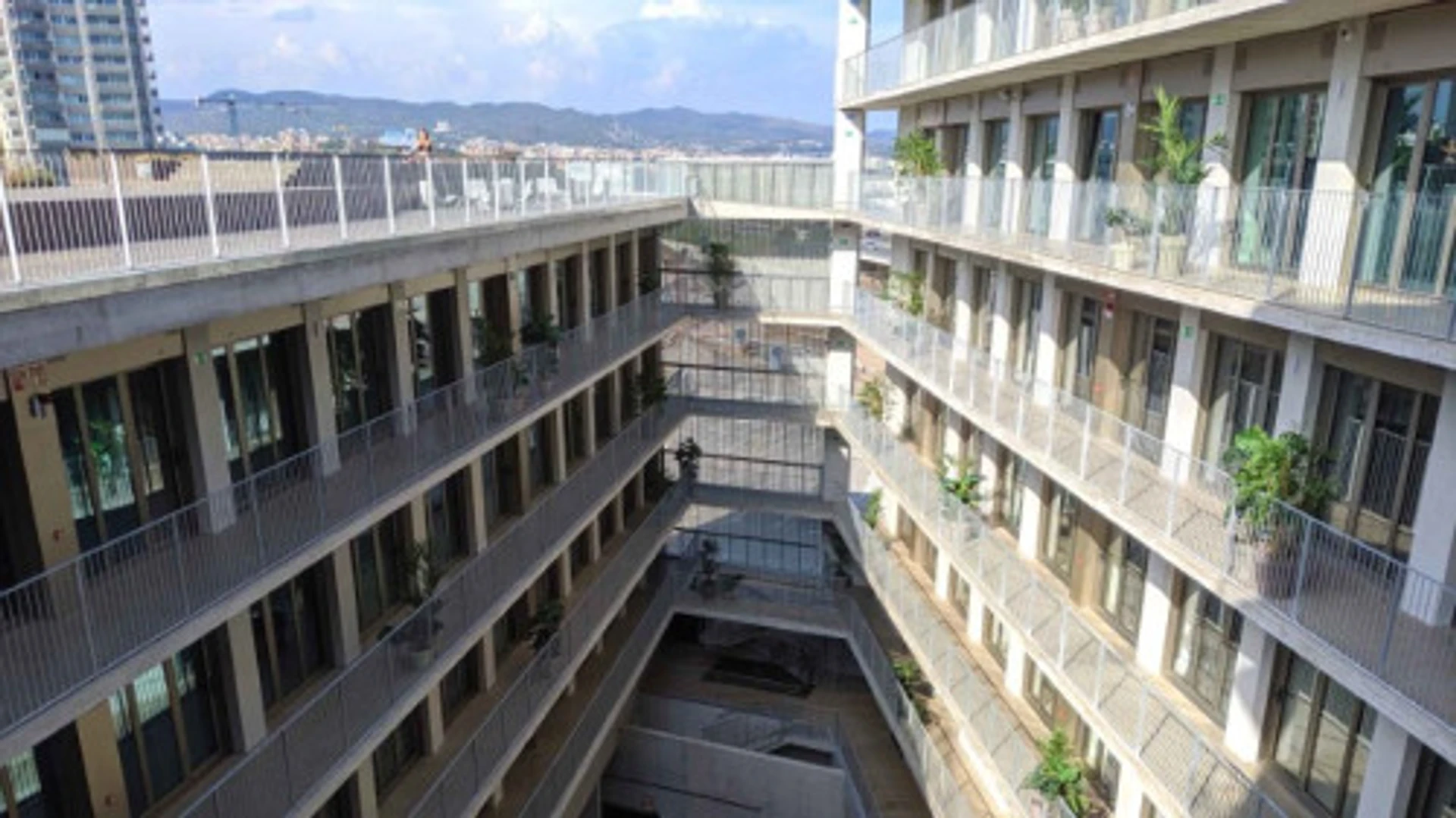 Quarto de estudante confortável e espaçoso em 