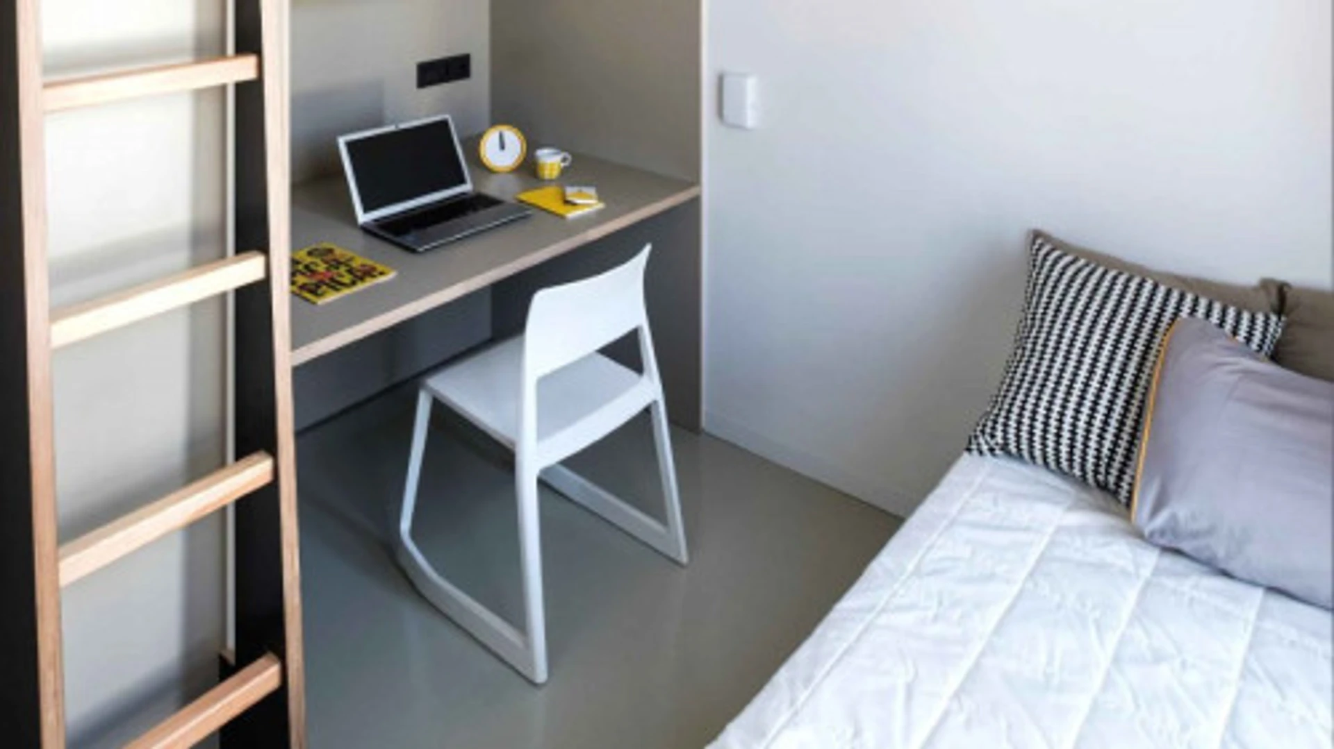 Quarto amigo do estudante em  com comodidades modernas