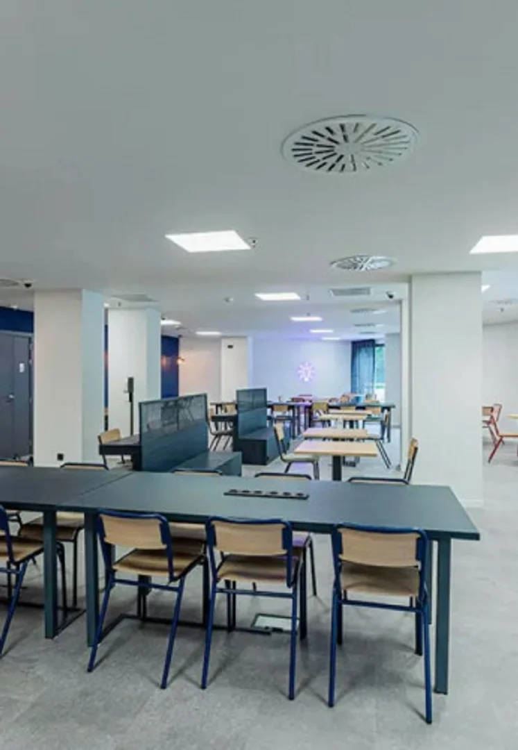 Quarto de estudante em  com área de estudo e instalações partilhadas