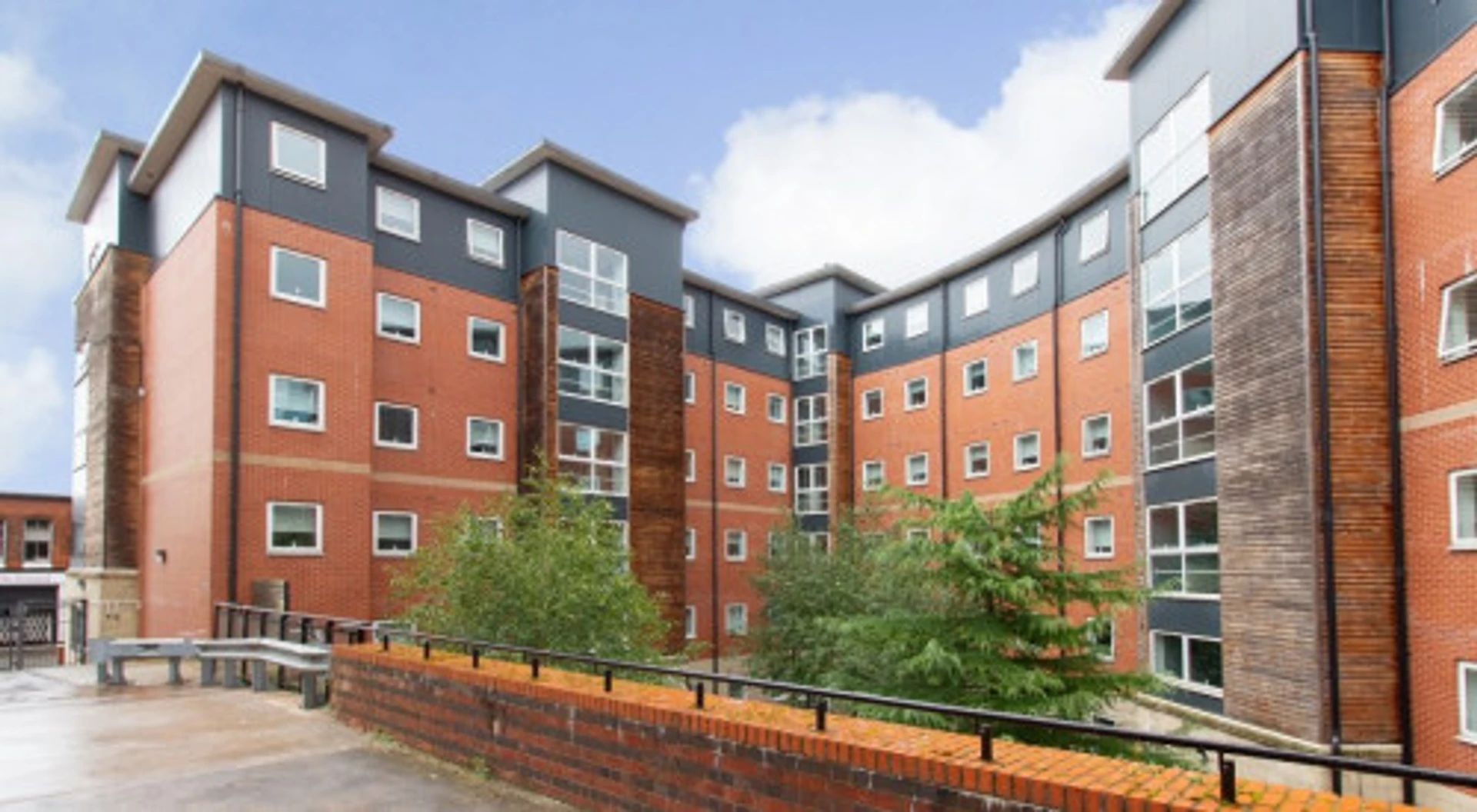 Economical student room with convenient location in 