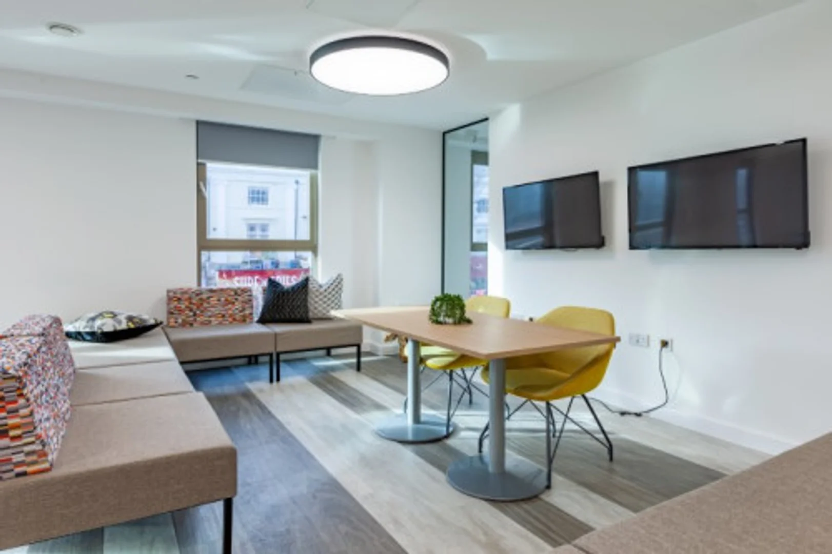 Comfortable and spacious student room in 