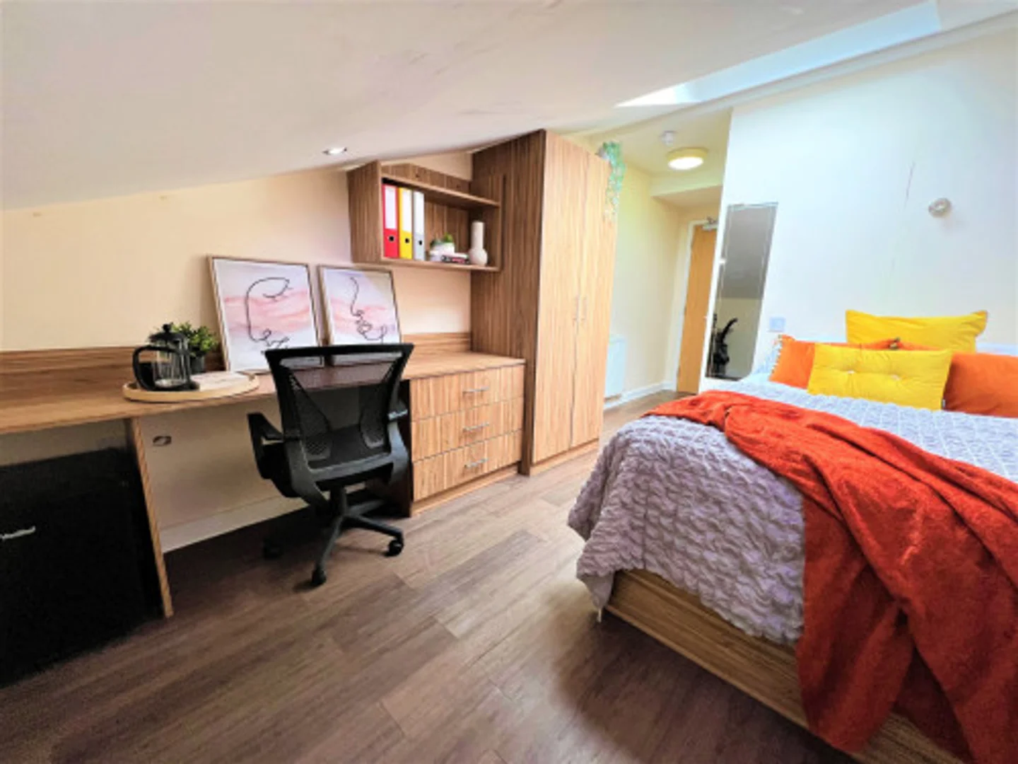 Room for rent in student apartment in , fully furnished