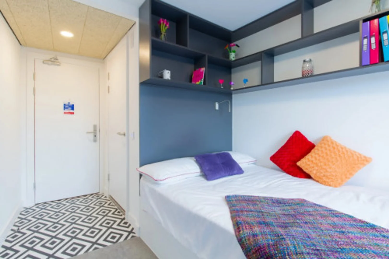 Functional student room perfect for studying in 