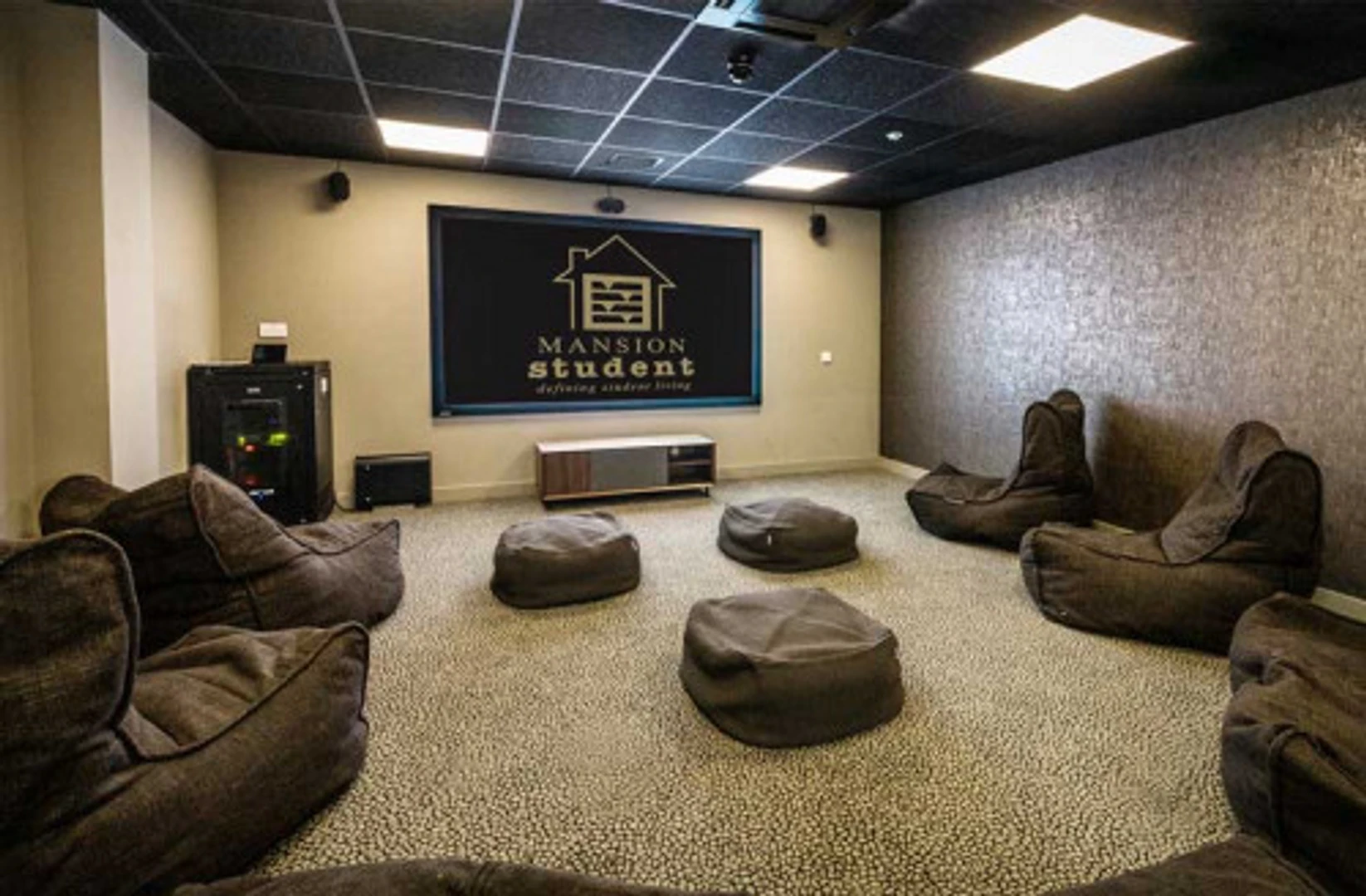 Cozy room for students available in 