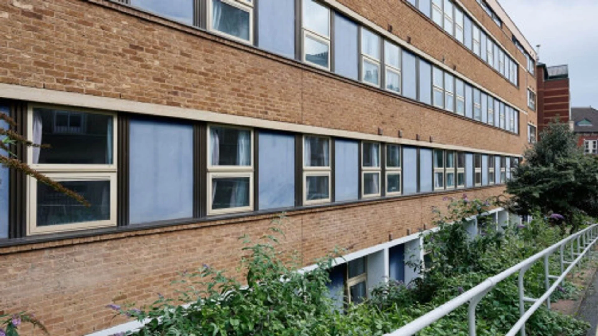 Habitación estudiantil amplia y cómoda en 