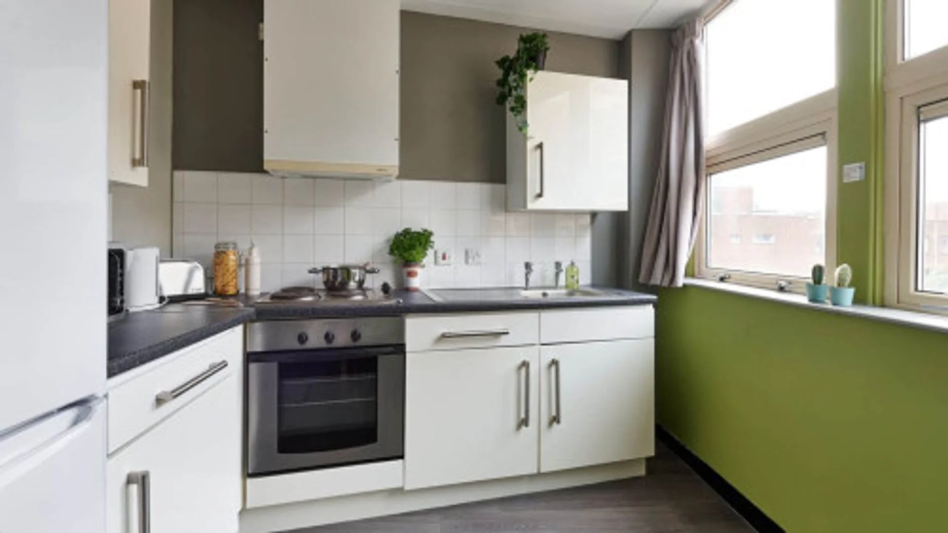 Habitación para estudiantes en  con área de estudio y facilidades compartidas