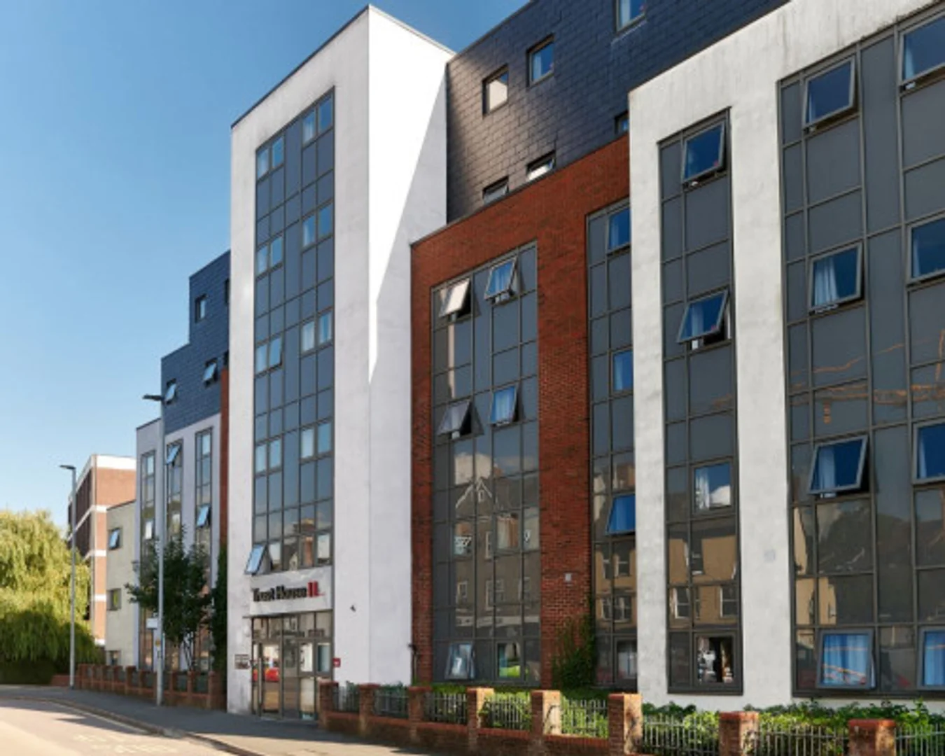 Chambre confortable pour étudiants disponible dans 