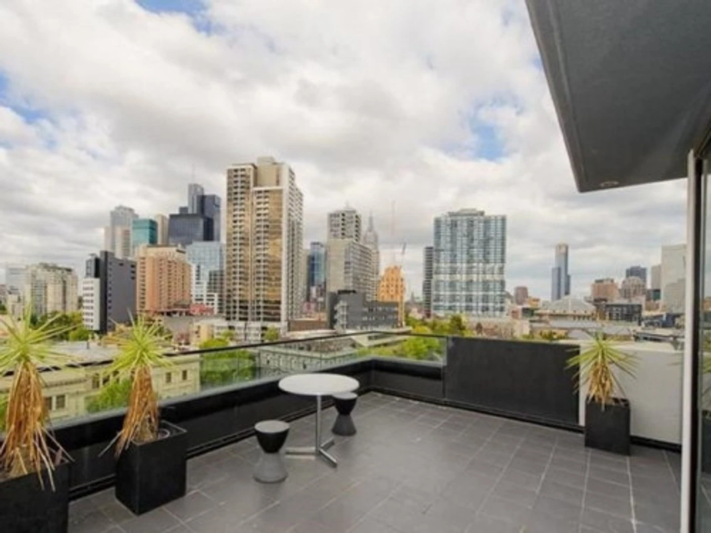 Functional student room perfect for studying in 