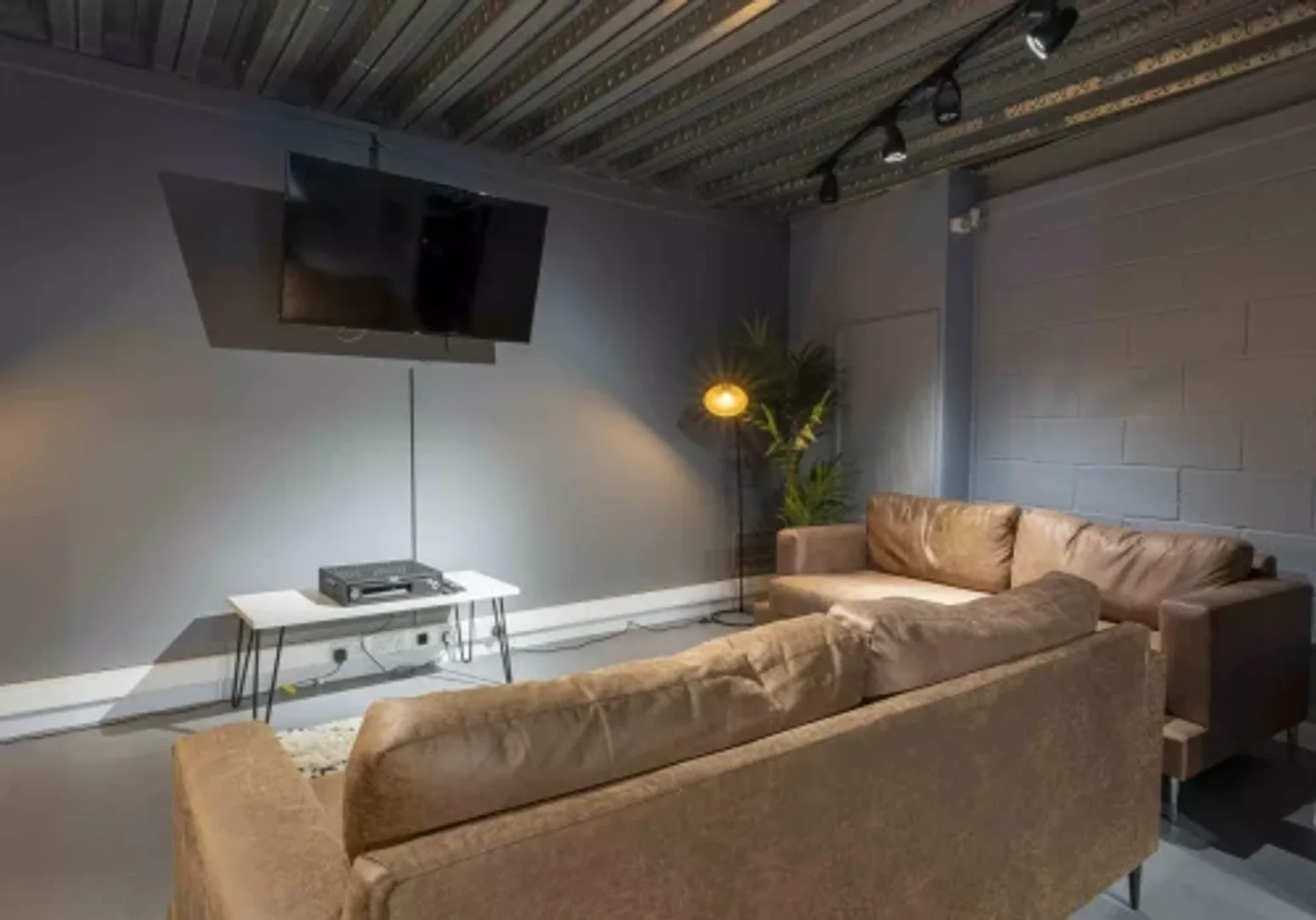 Quarto de estudante económico perto do campus em 