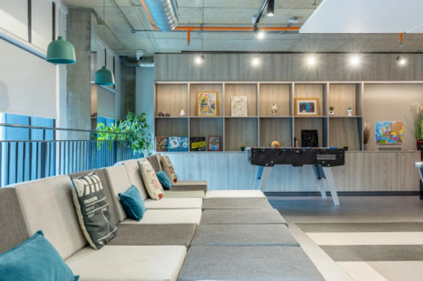 Habitación estudiantil funcional perfecta para estudiar en 
