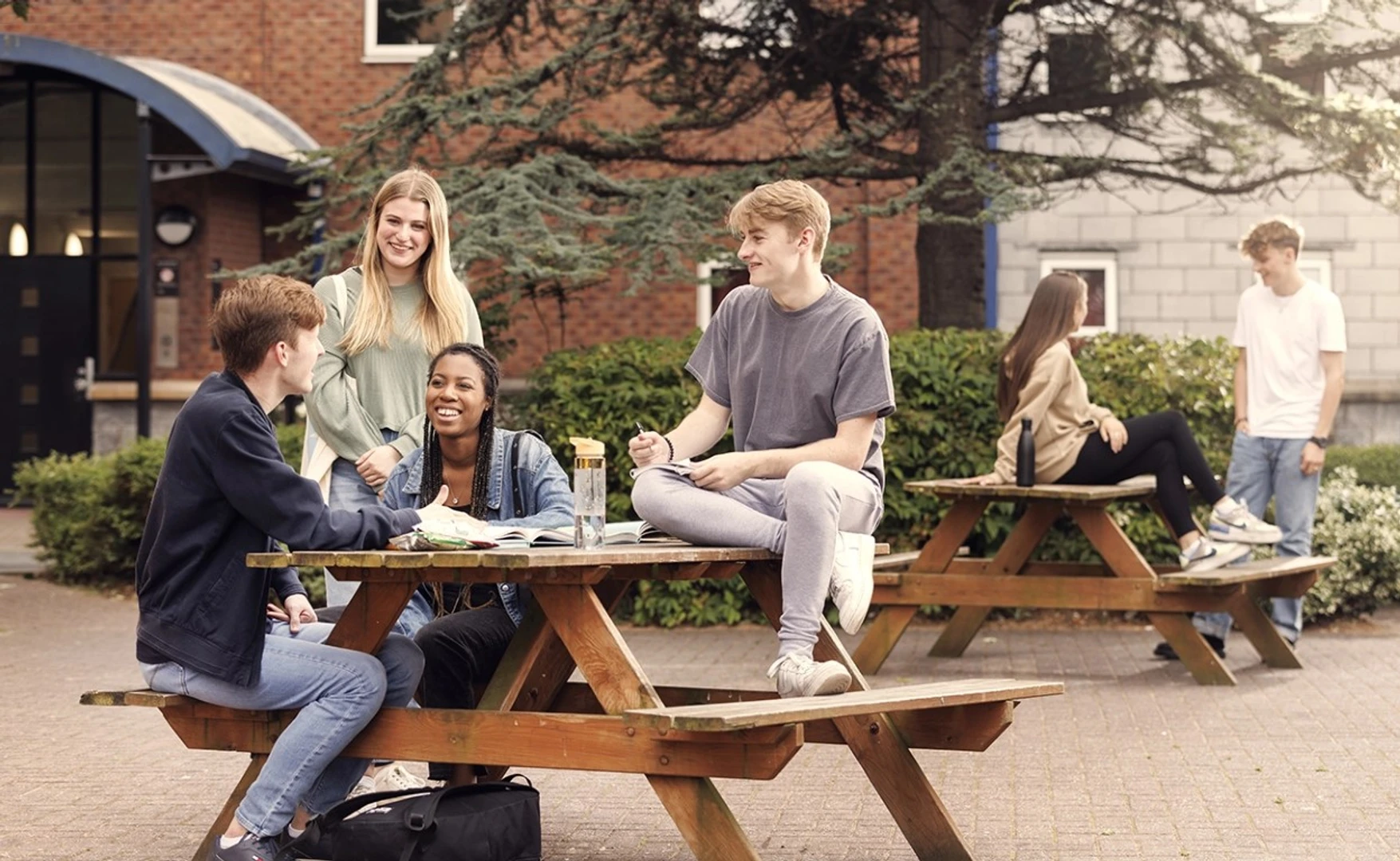 Chambre d'étudiant à  avec espace d'étude et installations communes