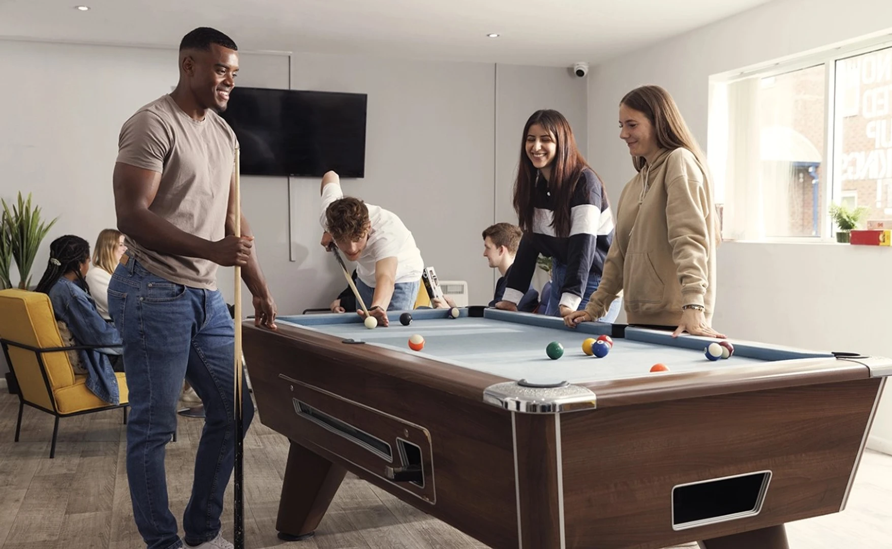 Quarto acessível para estudantes com iluminação ampla em 