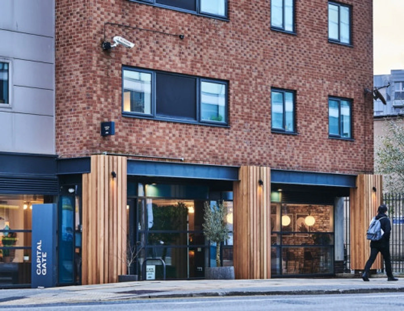 Quarto acessível para estudantes com iluminação ampla em 