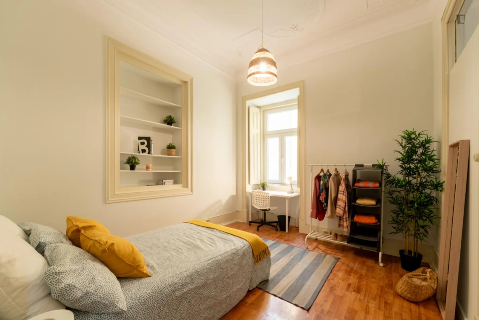 Stanza economica per studenti con ampia illuminazione in 