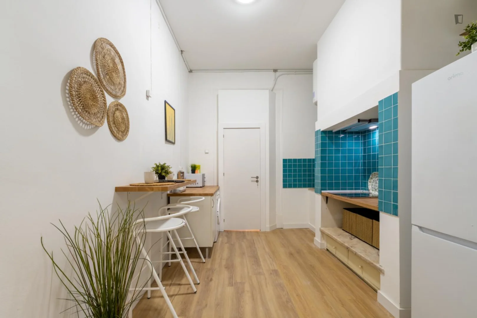 Stanza economica per studenti con ampia illuminazione in 