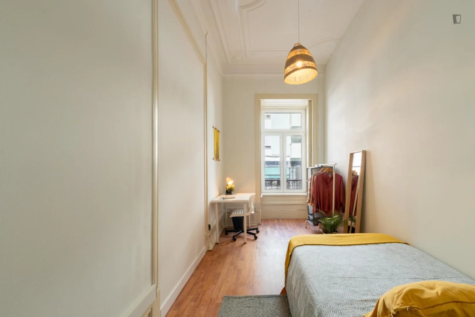 Quarto de estudante confortável e espaçoso em 