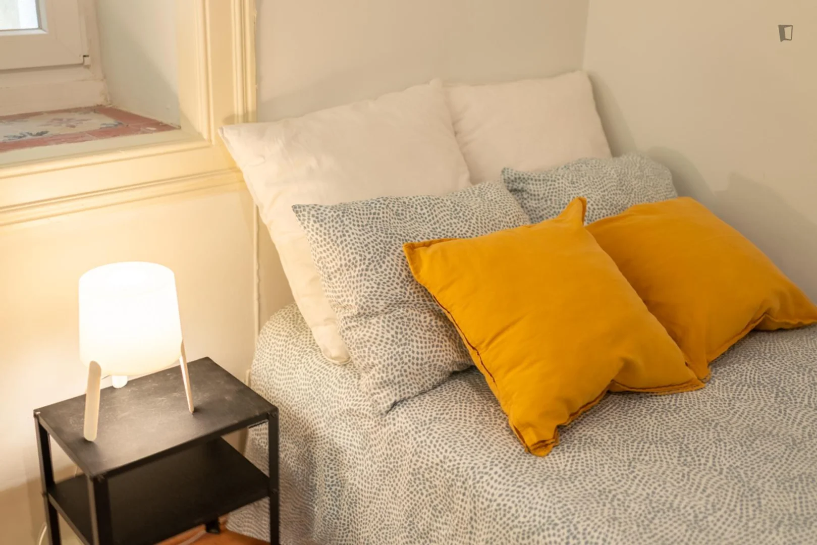 Quarto acessível para estudantes com iluminação ampla em 