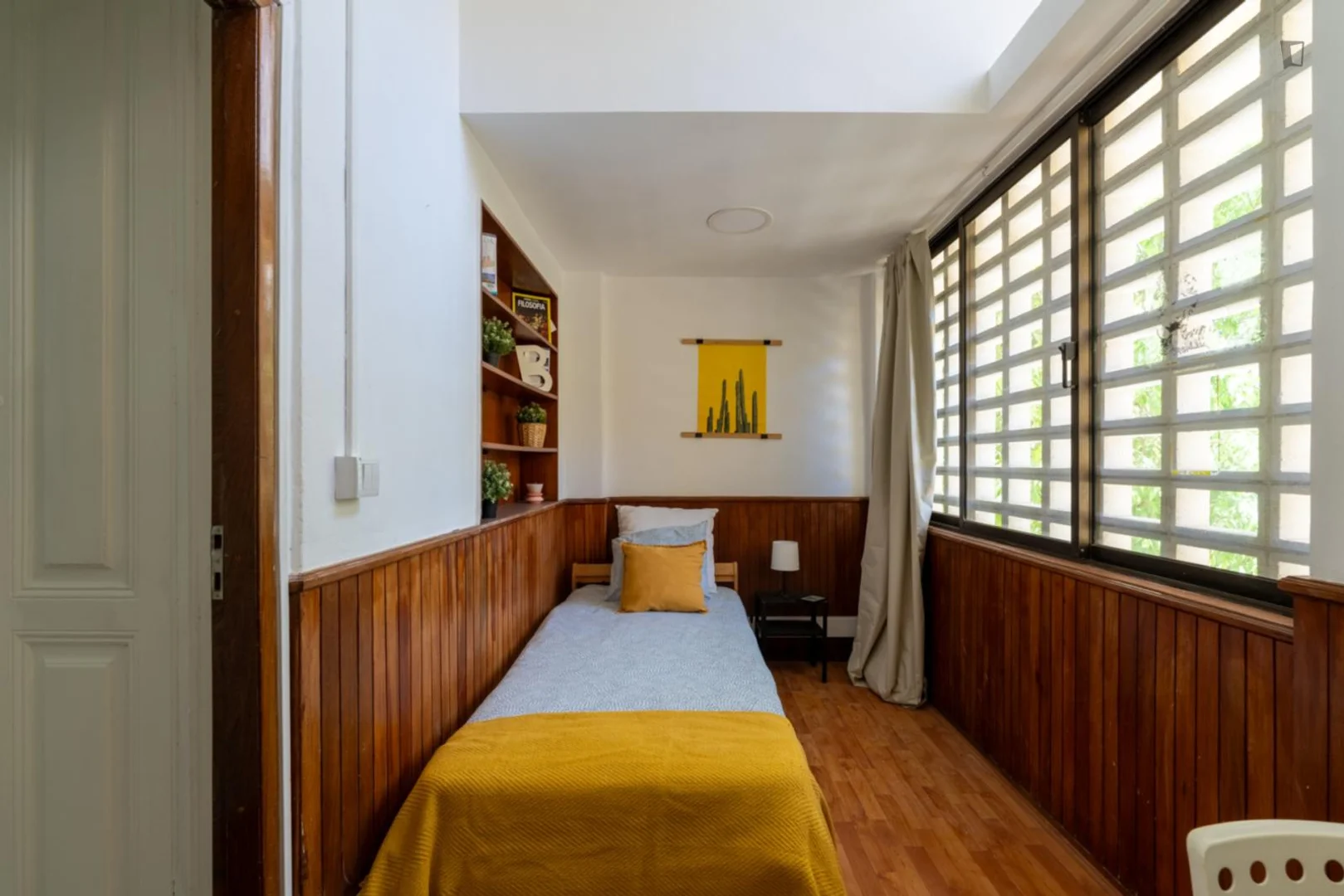 Quarto de estudante em  com área de estudo e instalações partilhadas