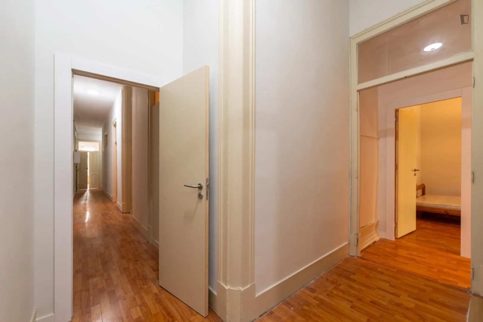 Quarto acessível para estudantes com iluminação ampla em 