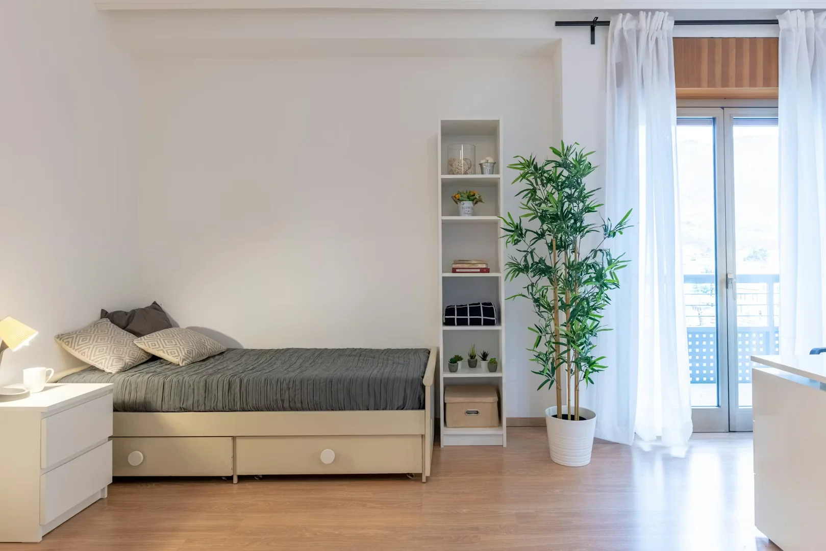 Bright and airy student room with easy university access in 