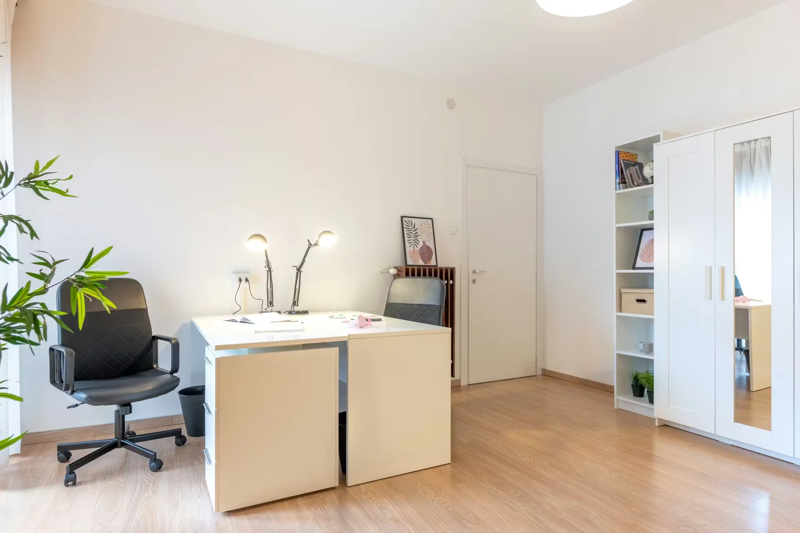 Functional student room perfect for studying in 