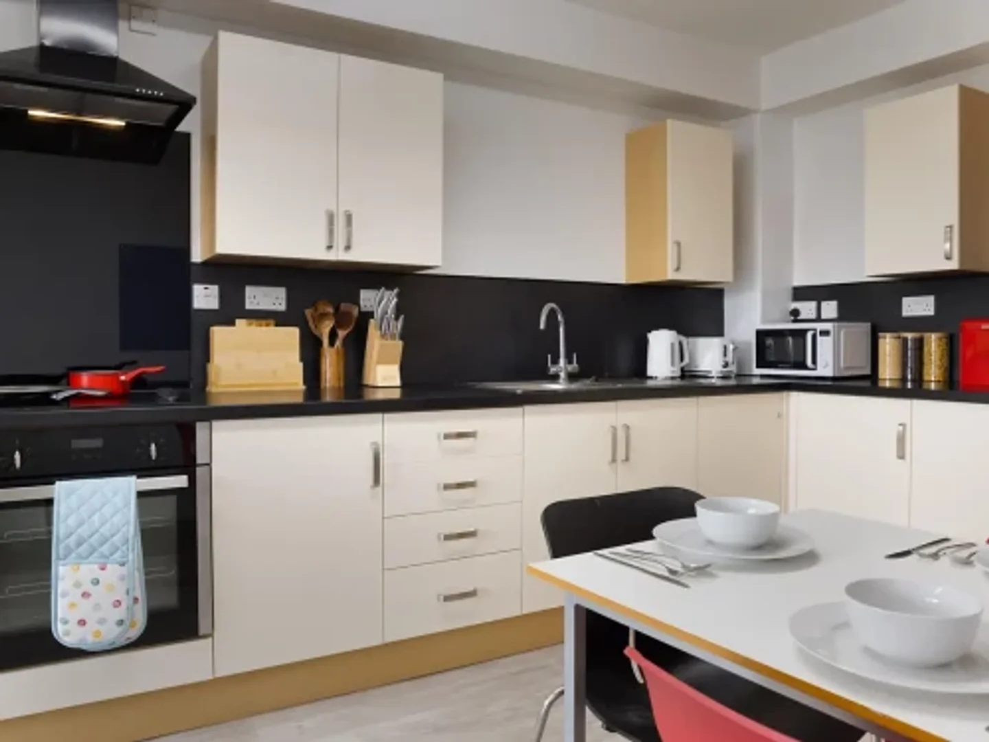 Zimmer in Studentenwohnung in  zu vermieten, voll möbliert