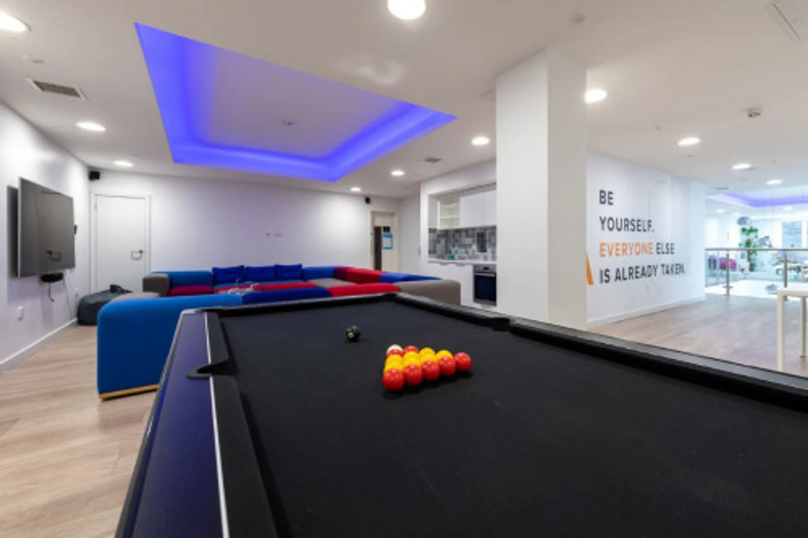 Bright and airy student room with easy university access in 