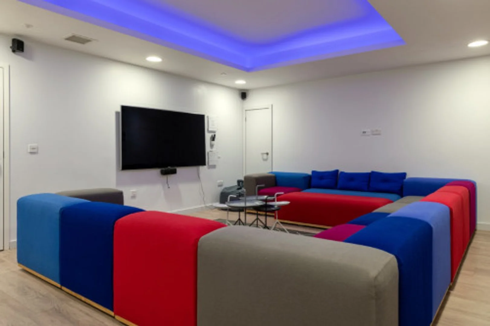 Room for rent in student apartment in , fully furnished