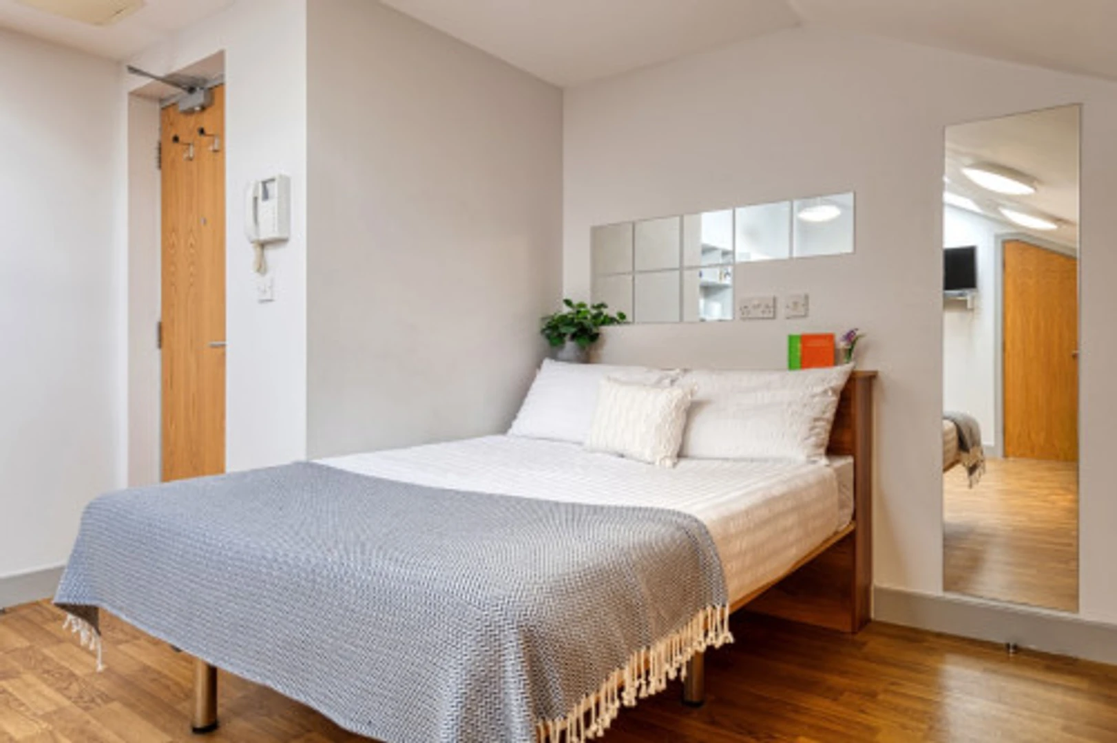 Habitación estudiantil luminosa y aireada con fácil acceso a la universidad en 