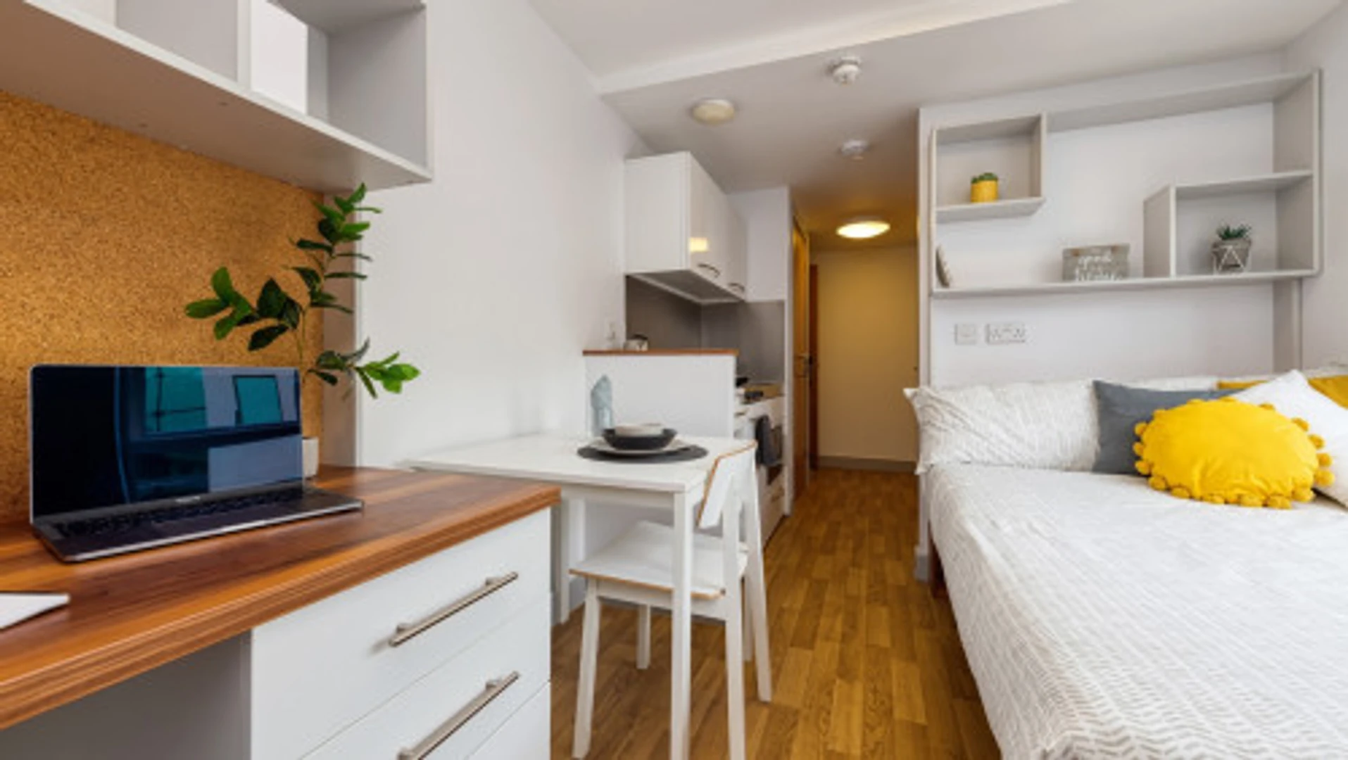 Habitación en apartamento estudiantil en alquiler en , completamente amueblado