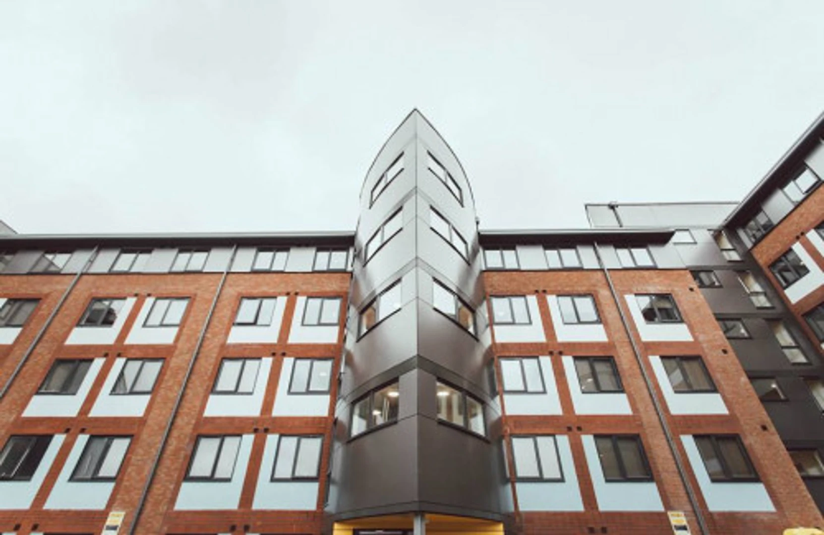 Stanza economica per studenti con ampia illuminazione in 